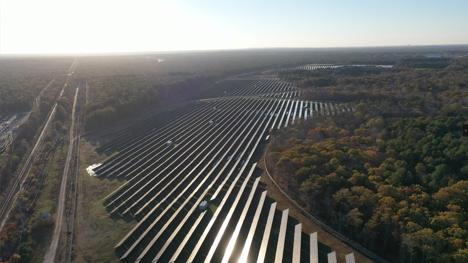 ¡La fotografía aérea con drones de la estación de energía solar es tan espectacular!